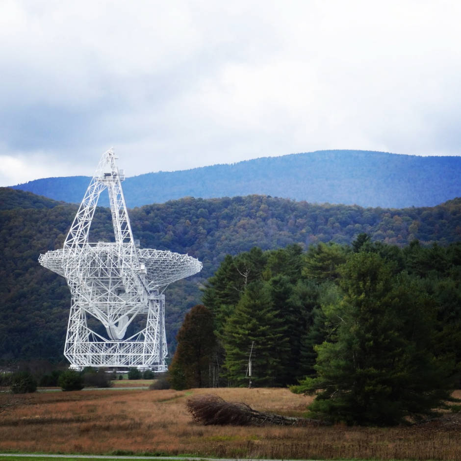 a photo of the Robert C Byrd radio telescope at Green Bank W Virginia